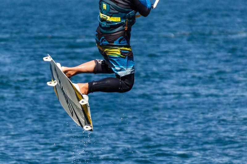 kite-surfing-1620343_1920_800x533
